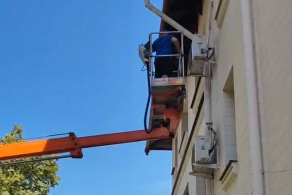 Ремонт наружного блока кондиционера на высоте с подъёмника